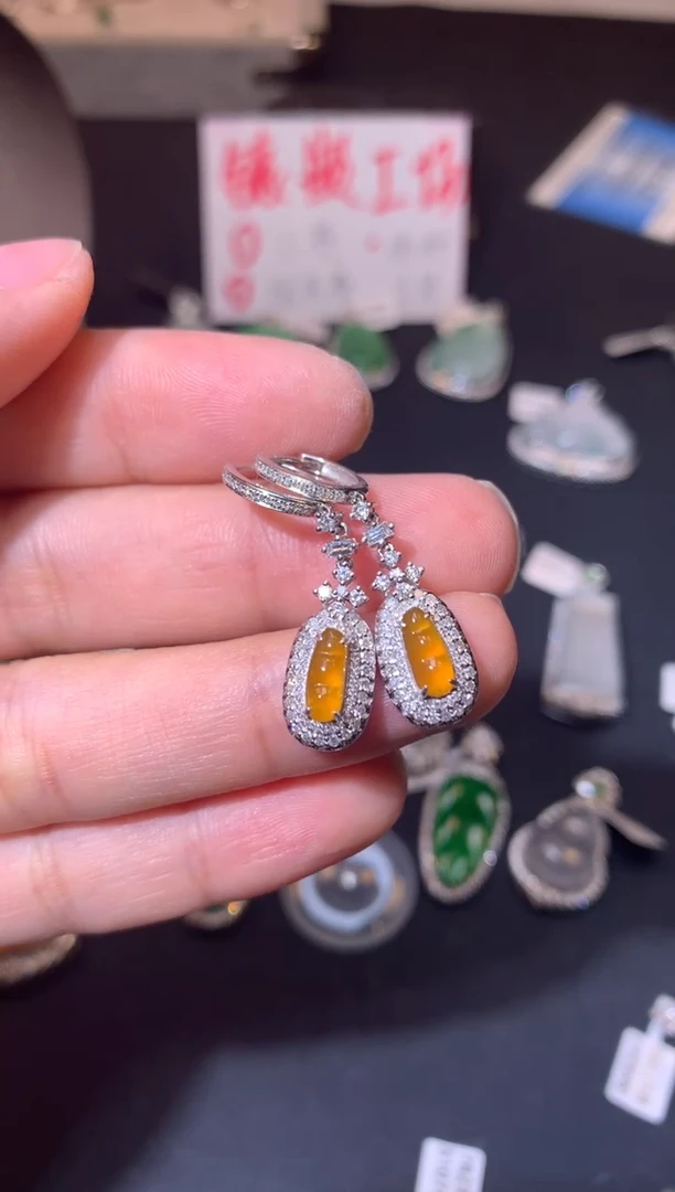 【闪购商品】翡翠吊坠(不含链)18K金镶嵌耳饰