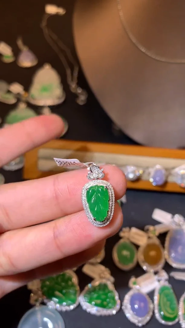 【闪购商品】翡翠吊坠(不含链)18K金镶嵌吊坠