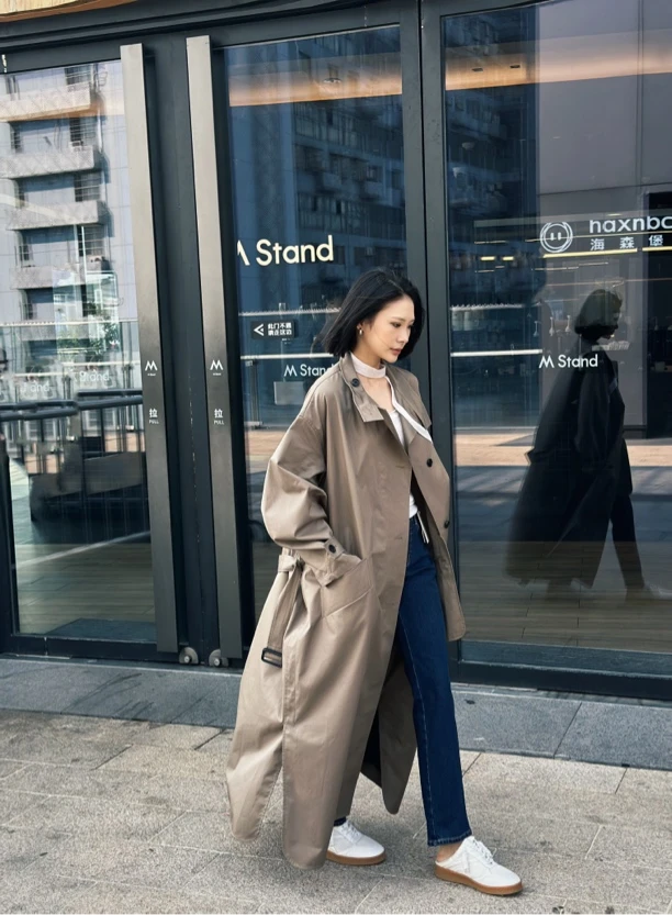 CONCISE-WHITE简白2024秋季新款时髦纯色斜门襟系带风衣长款外套