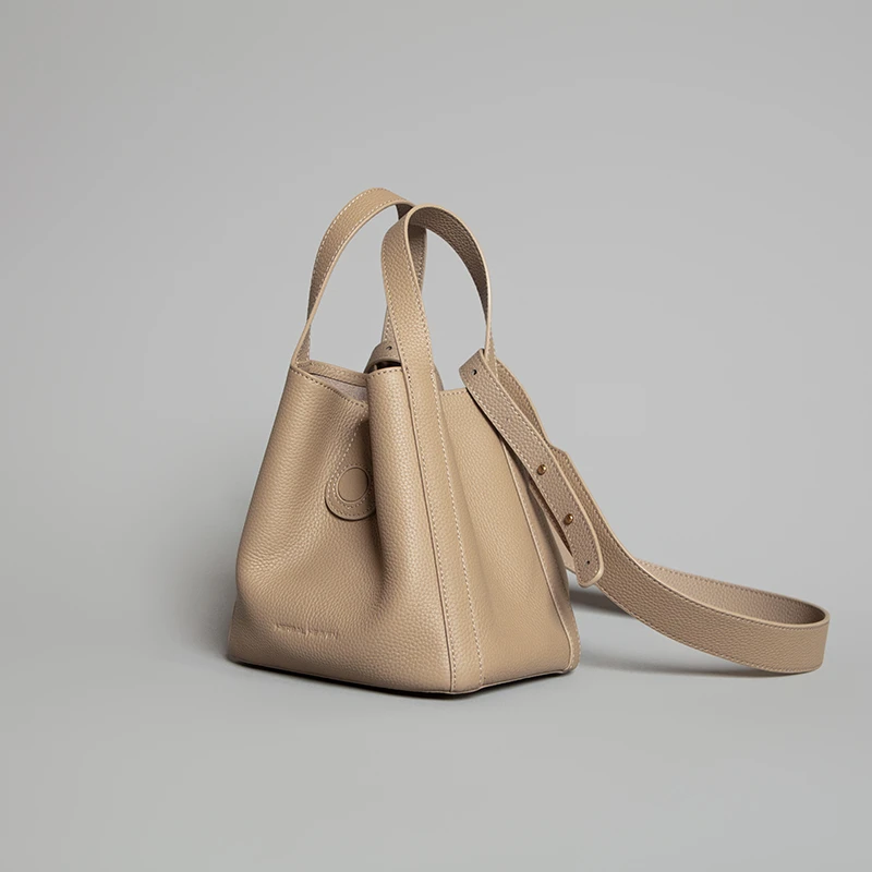 食草堂2024时尚女士通勤风经典款手提单肩斜跨头层牛皮菜篮子兰朵