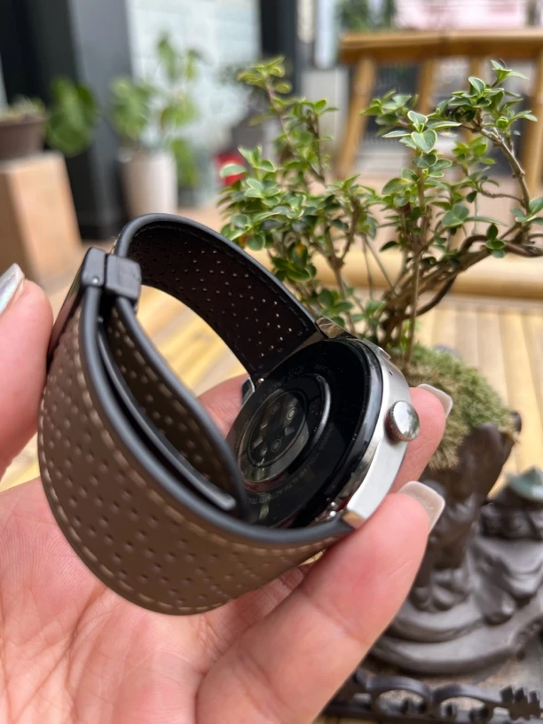 质感华为镂空透气疯马纹磁吸表带皮质表带手表GT4watch3/4通用