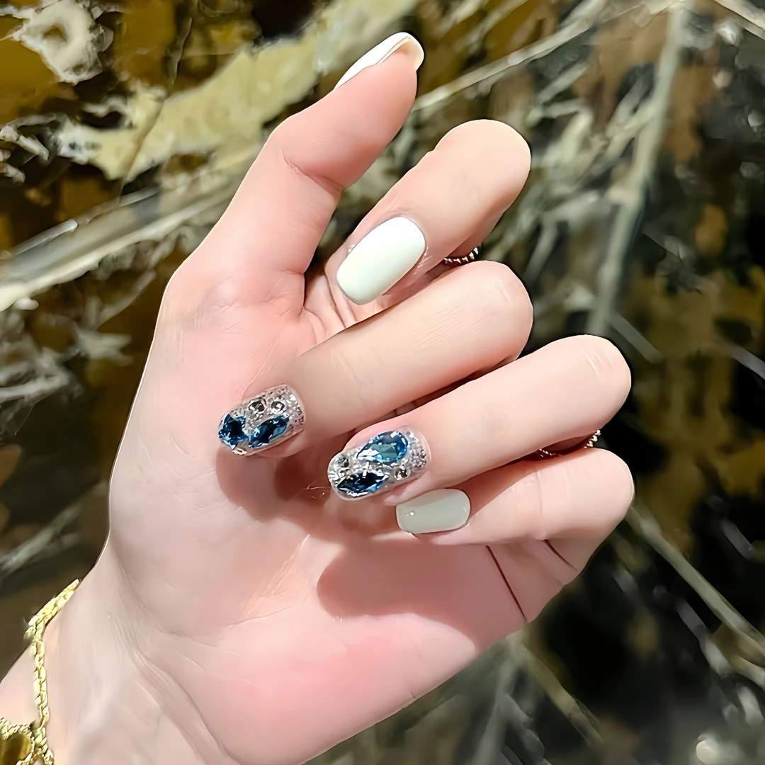 穿戴甲短方圆奶白蓝钻新款温柔穿戴式高级感手工成品美甲指甲贴片