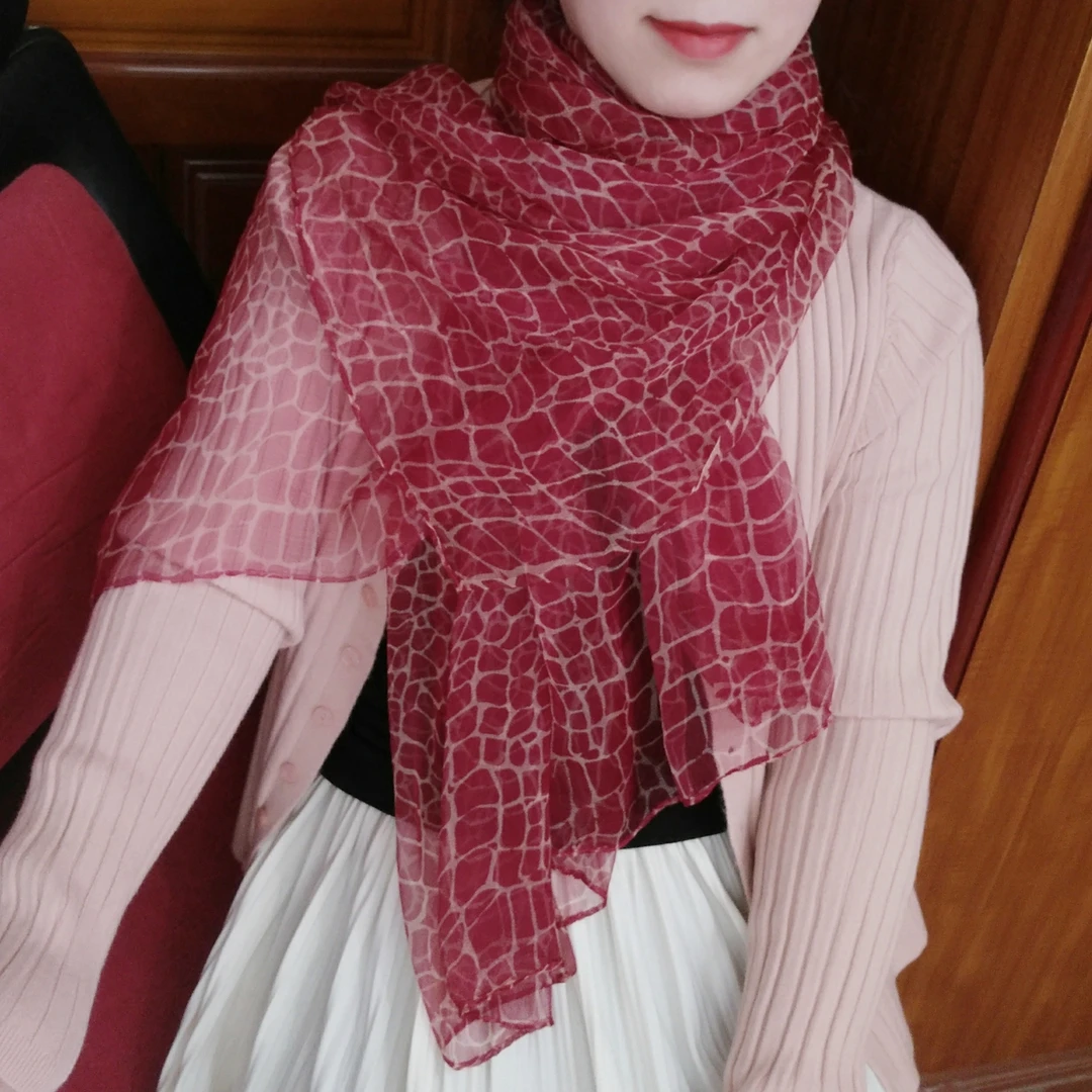 小尺寸酒红色薄款软糯长巾