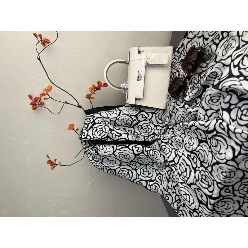 1067【小香山茶花】时尚气质丽景缎大方丝巾长巾90x180左右