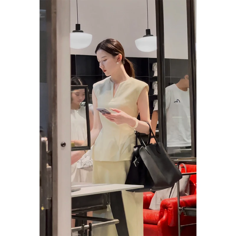 LUHE【月光变奏】造型感立体下摆垫肩无袖+后开叉直筒分量感半身裙