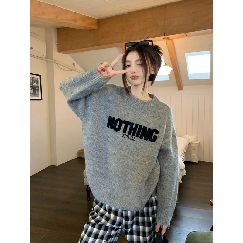 灰色字母刺绣圆领长袖针织衫女秋冬季宽松软糯慵懒风套头外穿毛衣