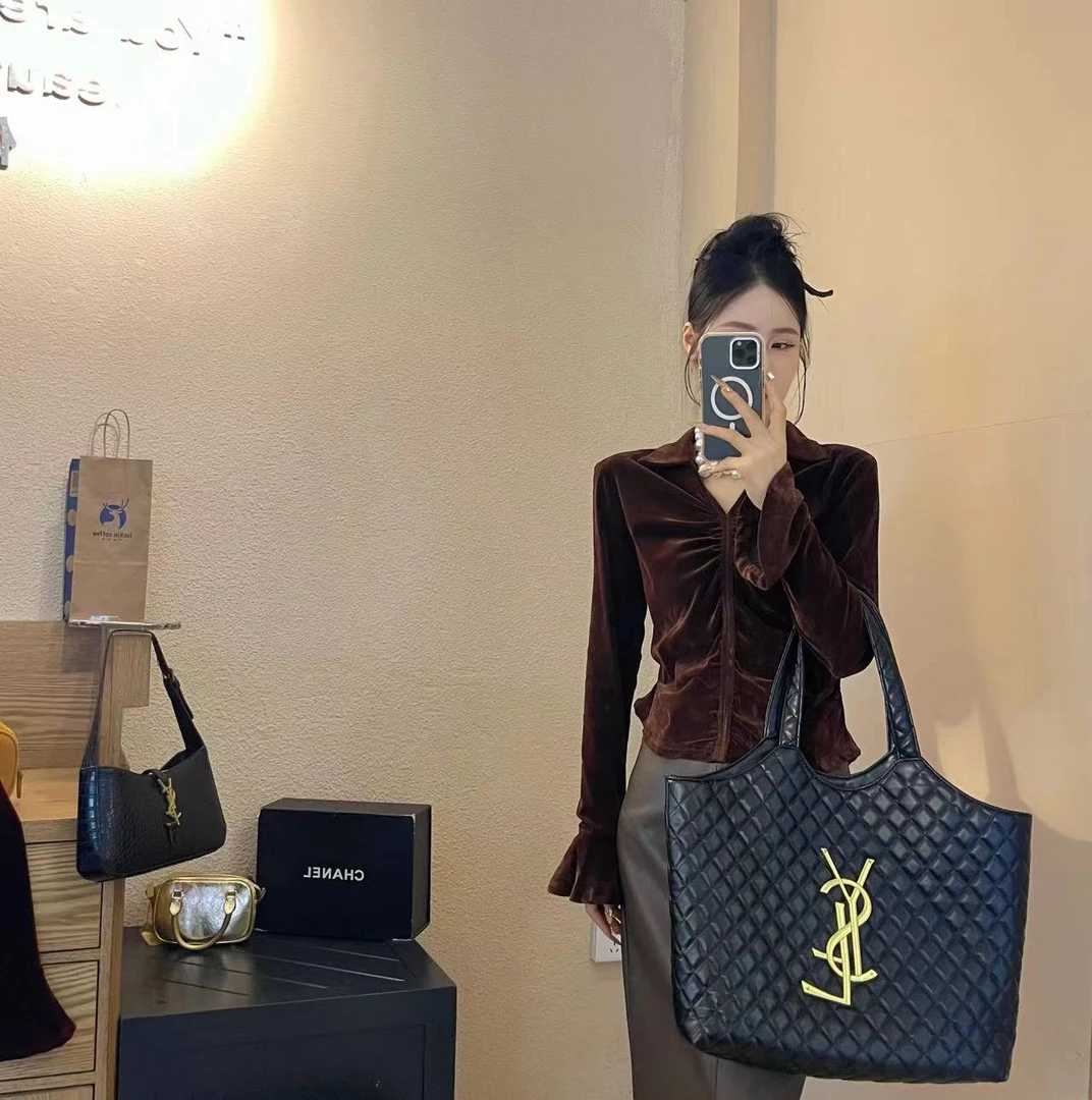 法式复古高级感丝绒衬衫秋季新款显瘦气质时尚喇叭袖百搭洋气