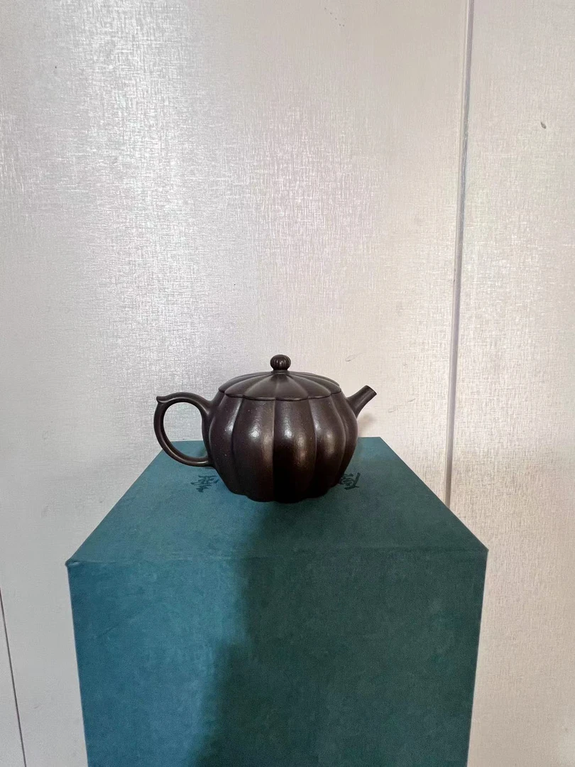 黄龙山原矿水潭天青泥菊花瓣壶容量200