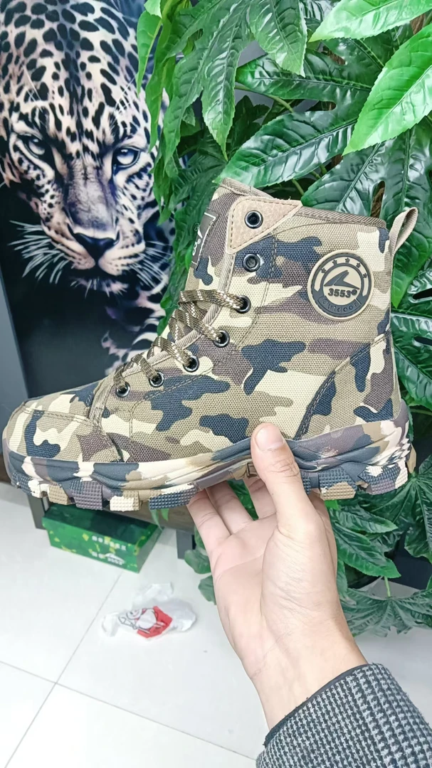 高性能户外迷彩设计保暖防滑皮毛一体冬季必备的棉靴雪地靴新荒漠