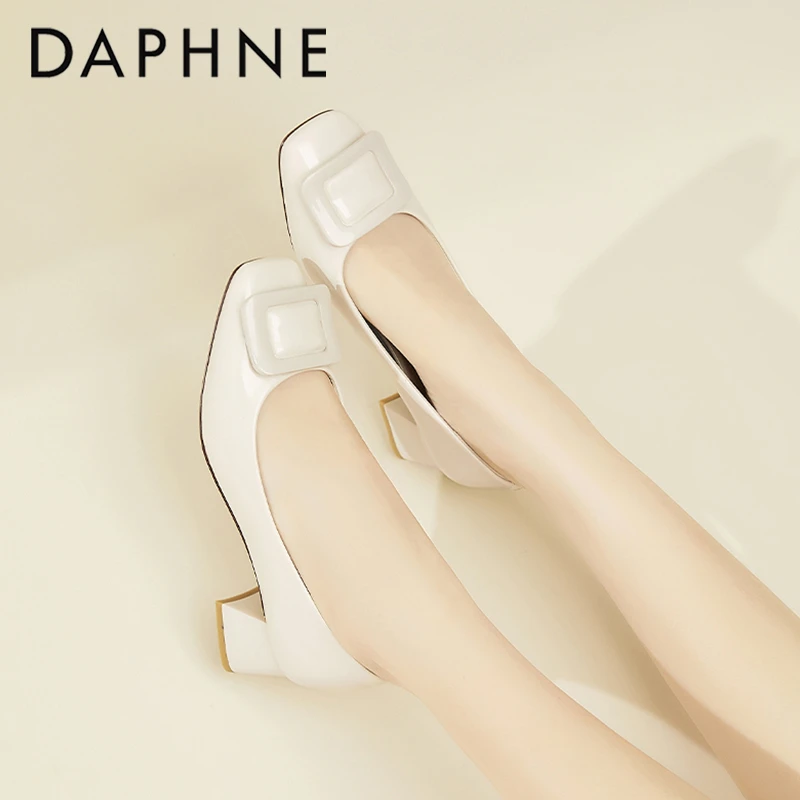 达芙妮漆皮白色气质高跟鞋女百搭法式粗跟小皮鞋夏季轻奢浅口单鞋