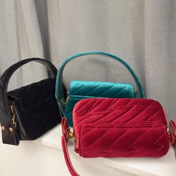 清 微瑕 慎拍 丝绒腋下包【可斜挎】