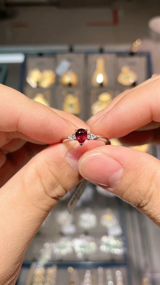 【闪购商品】红宝石戒指18K金镶嵌主证无烧鸽血红