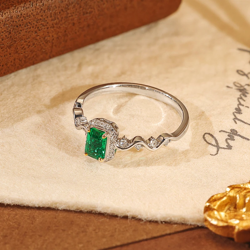 18K白金镶嵌天然祖母绿戒指