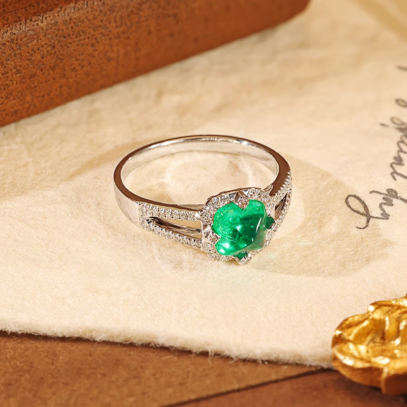 18K白金镶嵌天然祖母绿戒指