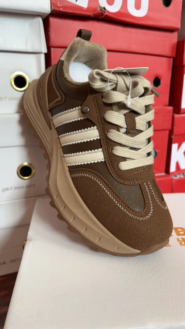 新款时尚百搭款的阿根鞋。