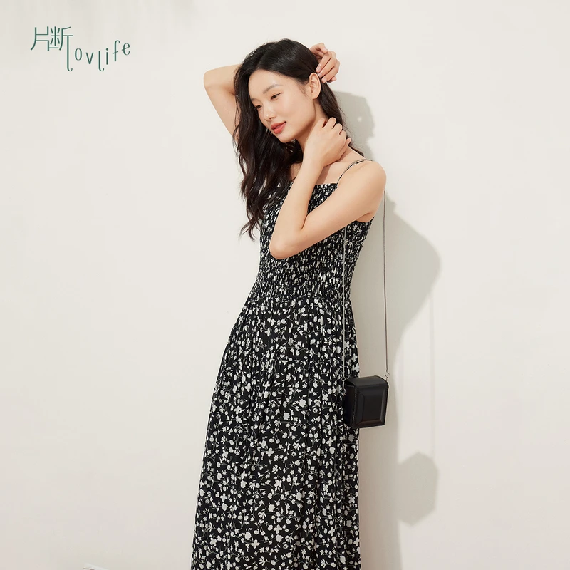 片断连衣裙女2025夏季新款法式碎花别致漂亮度假风钓系约会吊带裙