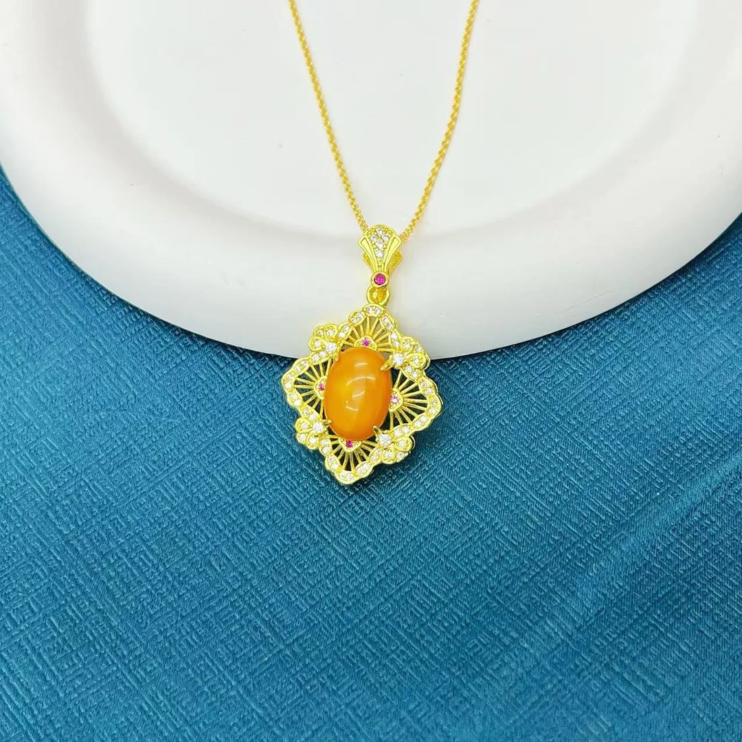 【杰哥专属】天然蜜蜡老蜡设计款裙子吊坠（标配证书）S50