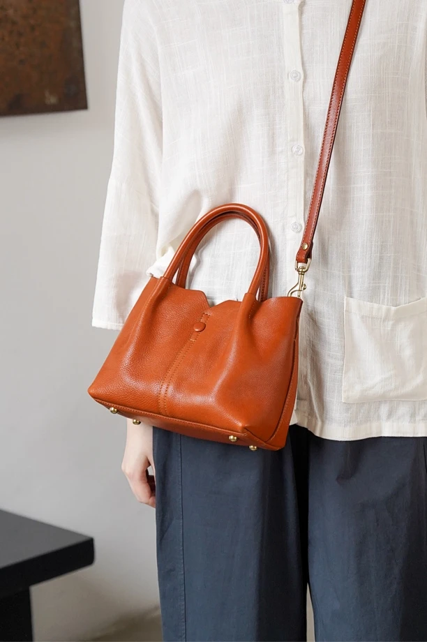 转山新款时尚头层牛皮通勤单肩斜挎花篮包百搭热缩纹女包托特包