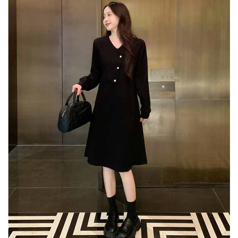 V领气质简约显瘦长袖小黑裙#8890
