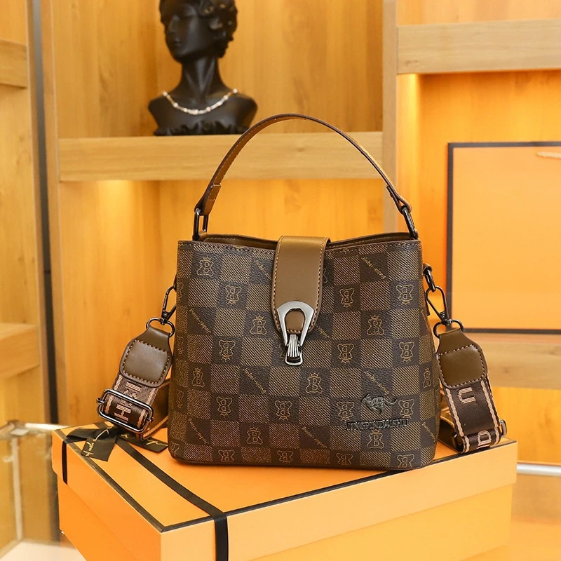 【晶晶宠粉】轻奢棕欧美范儿锁扣女包2023年新款单肩撞色方格水桶包