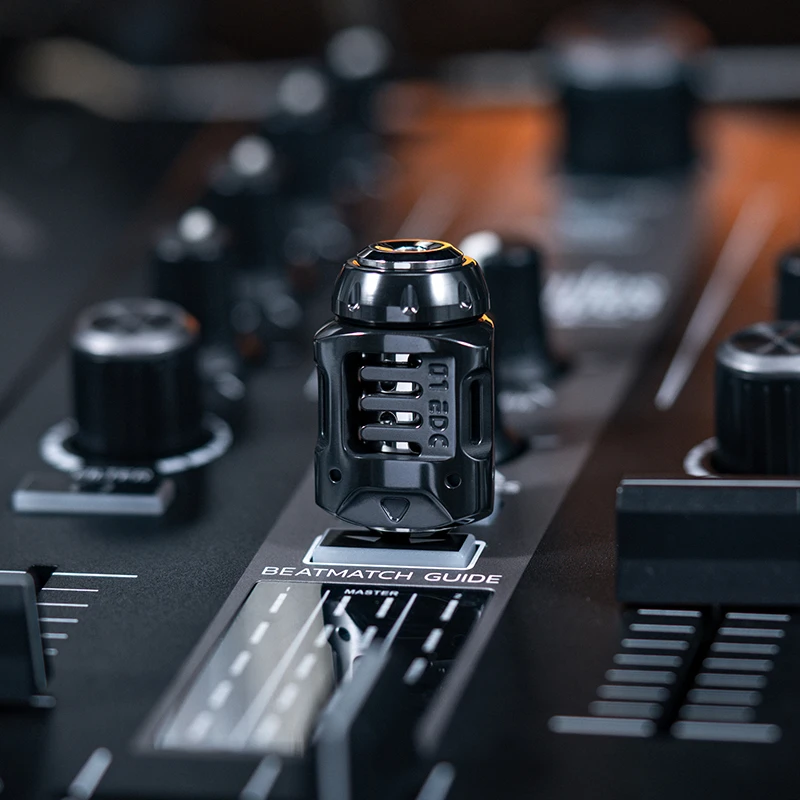 01EDC 时空胶囊刀坠推牌吊坠解压神器推牌啪啪币指尖陀螺玩具edc