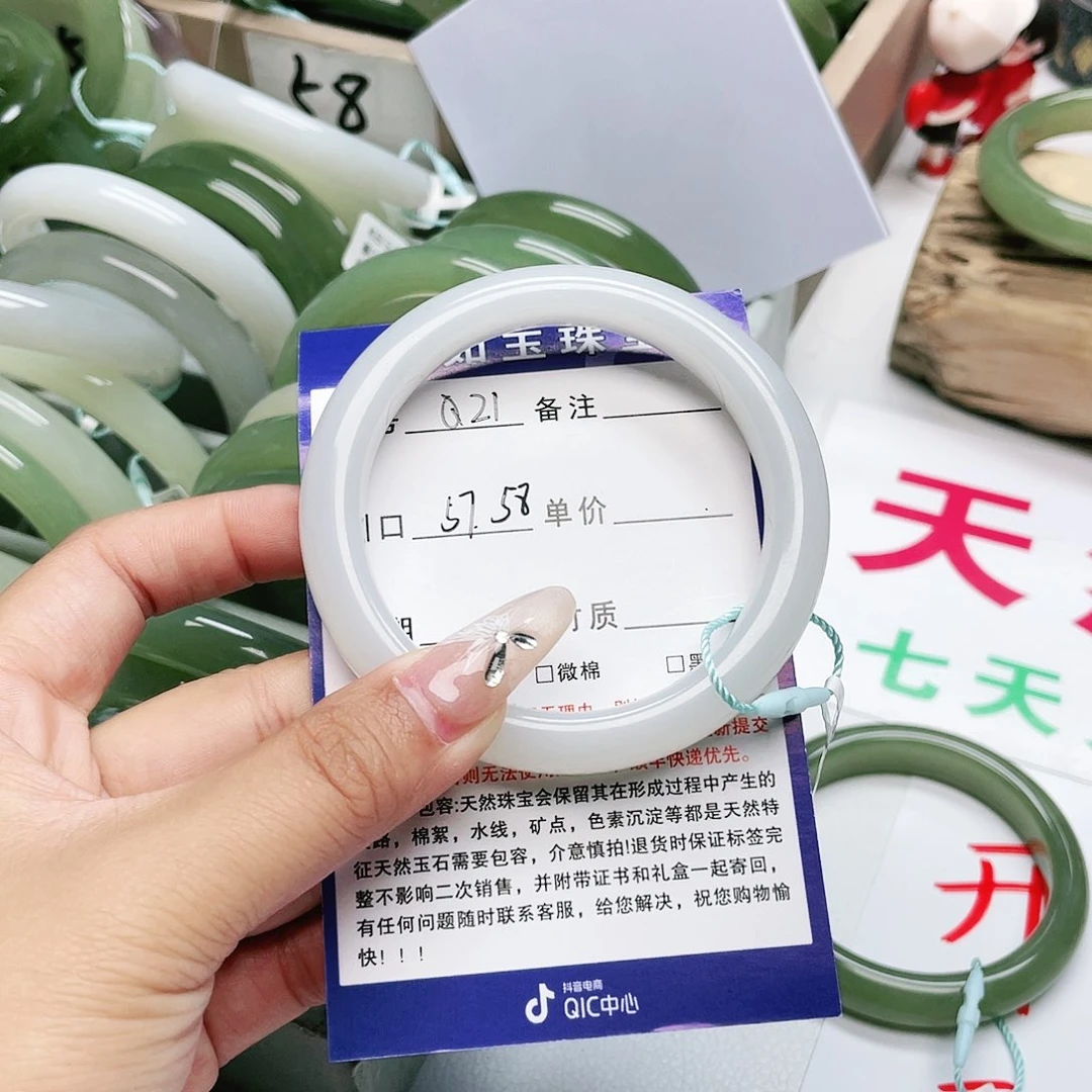 和田玉手镯未镶嵌随****?