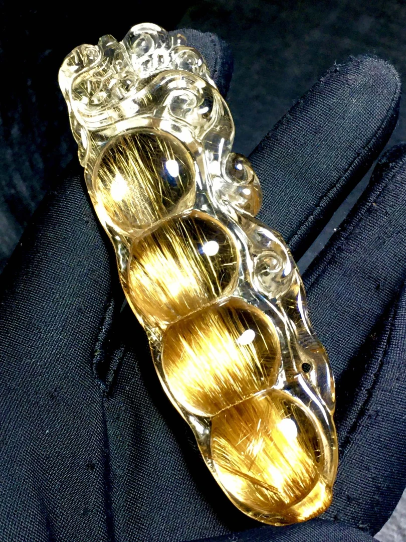 天然玫瑰钛晶顺发猫眼四季豆吊坠.规格：88×28×13.5mm  重：38.5克