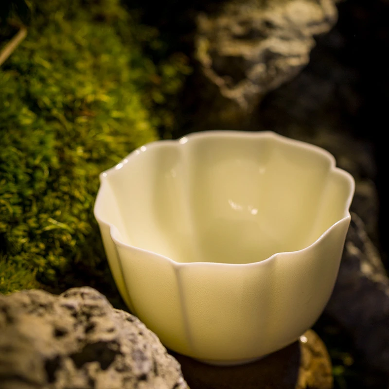 手工米黄玉釉瓷薄胎家用单个陶瓷花型青瓷葵口杯品茗杯主人杯茶杯