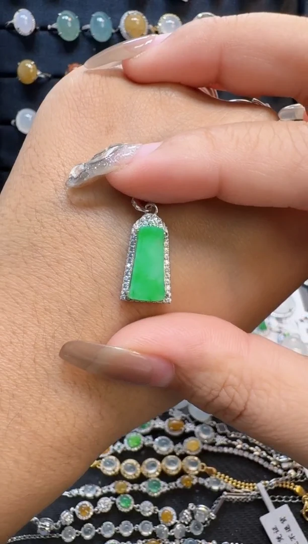 【闪购商品】翡翠吊坠(赠链)银S925镶嵌天然缅甸翡翠