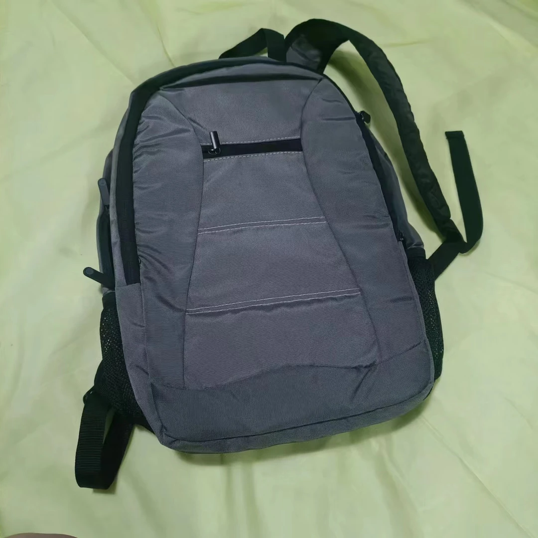 灰色双肩背包，约45*31*12.(拉链颜色不分)