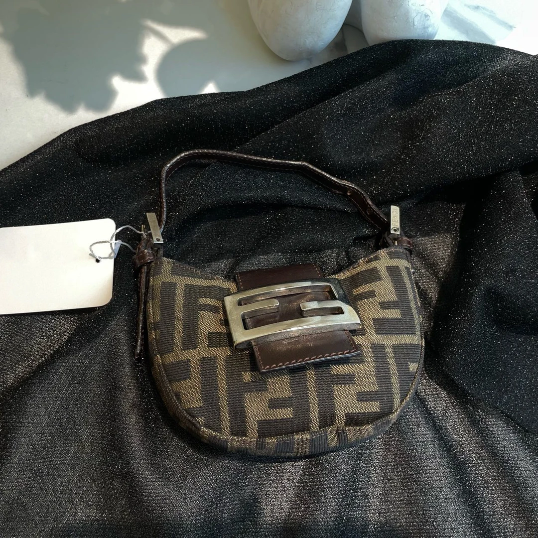 95新 FENDI/芬迪 御古屋/82632/mini半月手拎包
