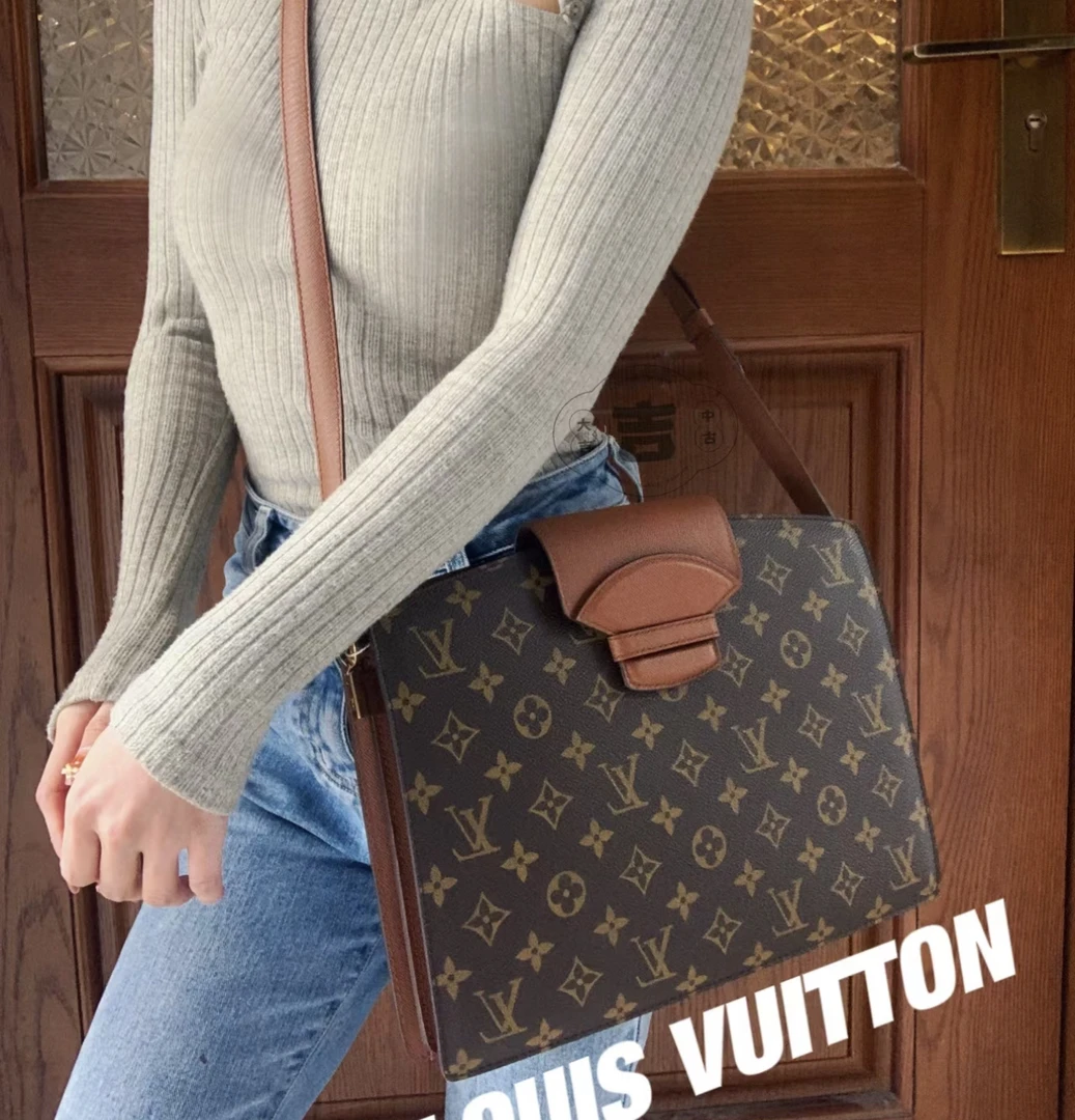95新 LouisVuitton/路易威登 御古屋/49421/红皮信封单肩包