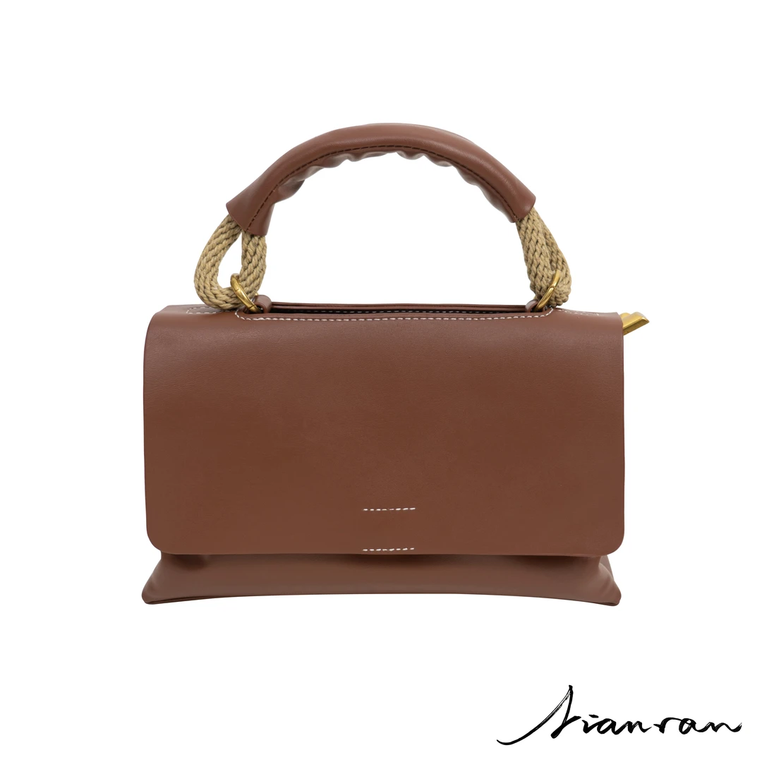 1455欧美复古真牛皮包盖式邮差包元素锁扣气质潮流经典