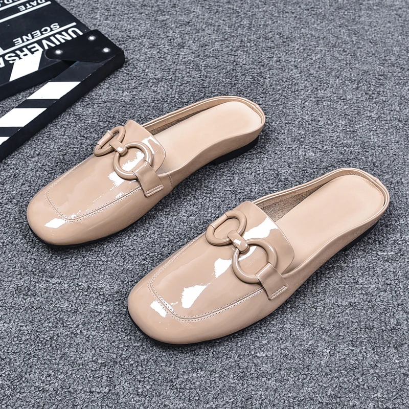 2025夏季新款欧货气质漆皮凉拖包头金属扣平底仙女风外穿半拖鞋女