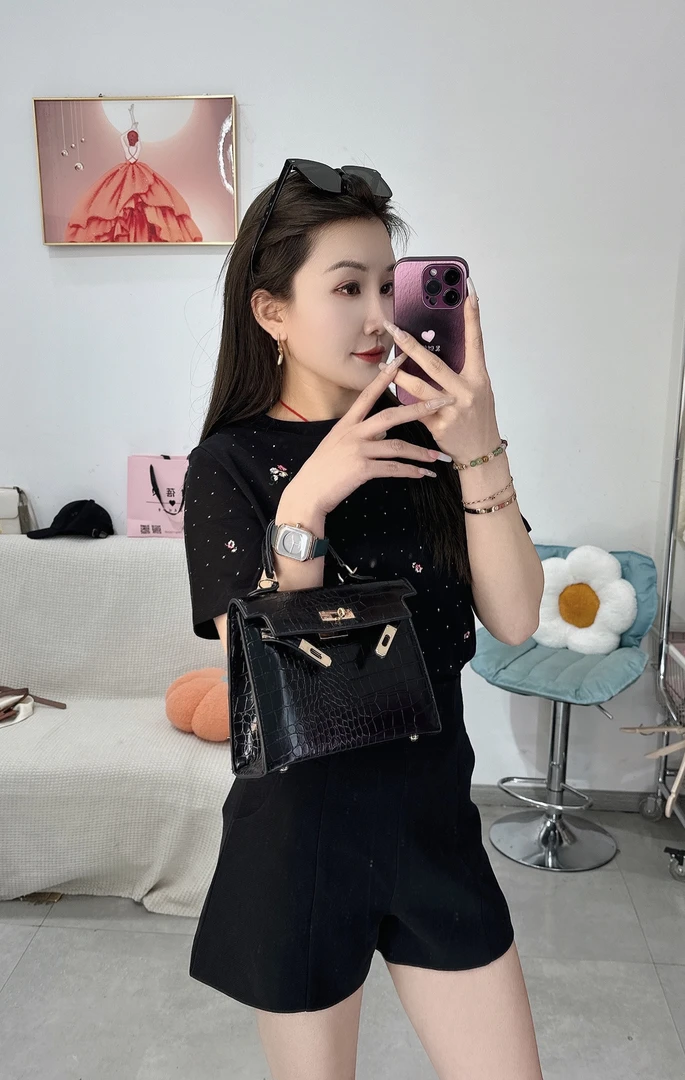 高弹刺绣小花多体恤