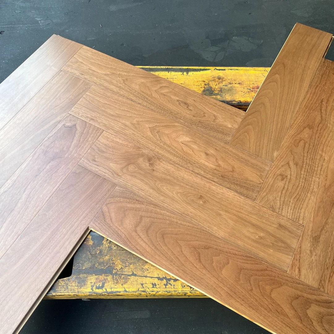 新三层黑胡桃人字拼实木地板锁扣地热家用环保耐磨可地暖