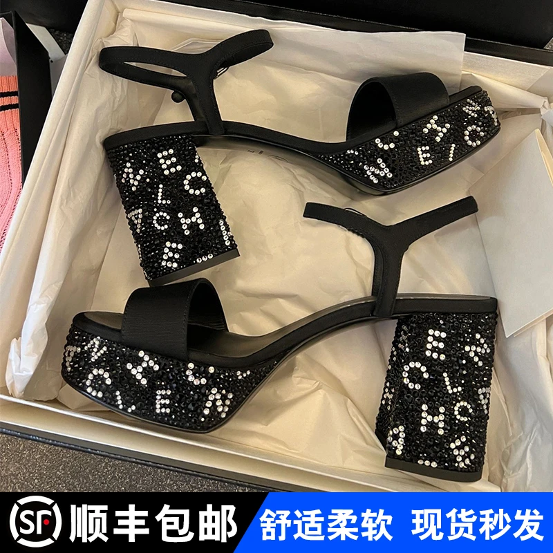 粗跟小香风水钻字母一字扣带露趾凉鞋女高跟鞋一字带细跟外穿百搭