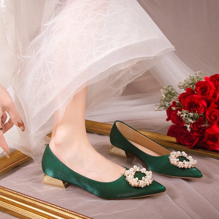 平底绸缎绿色婚鞋配婚纱中细跟尖头珍珠扣单鞋气质仙女风水晶