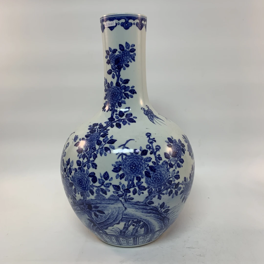 (AE9)DY1230107青花洞石牡丹纹天球瓶