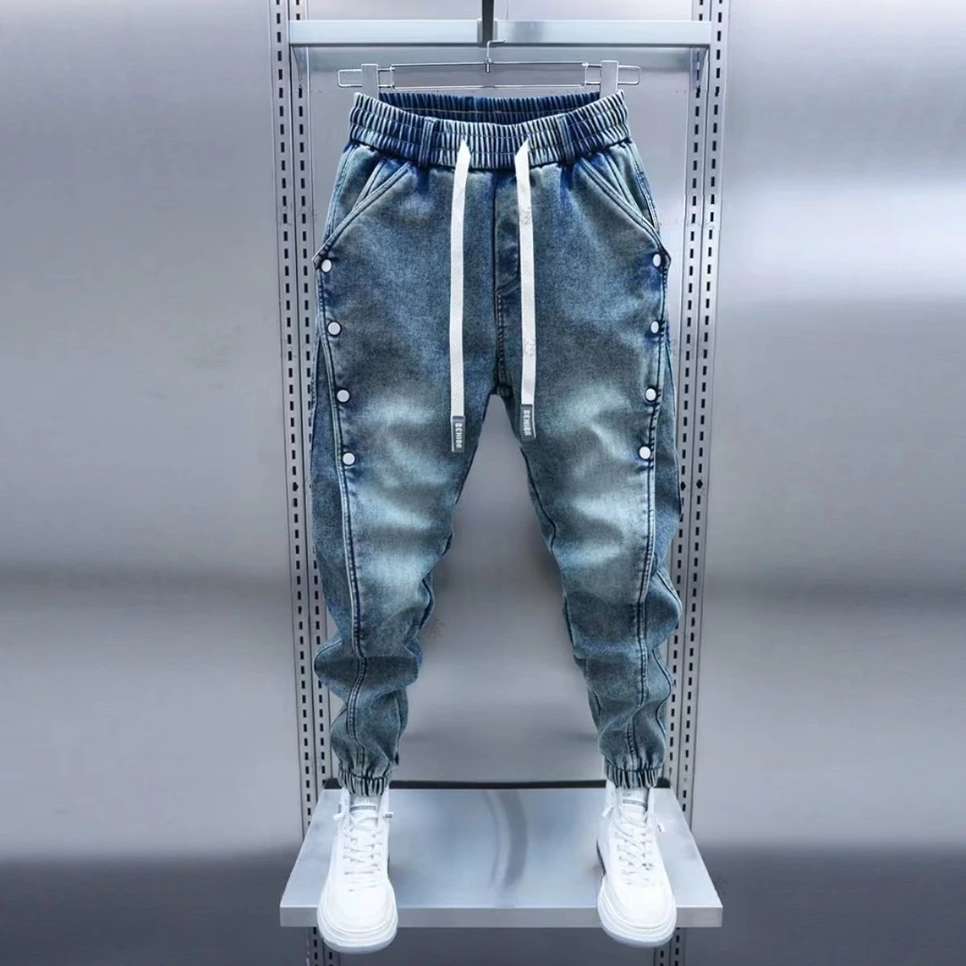 2025男士春夏新款浅蓝色牛仔裤韩版松紧腰扣子装饰束脚休闲裤时尚