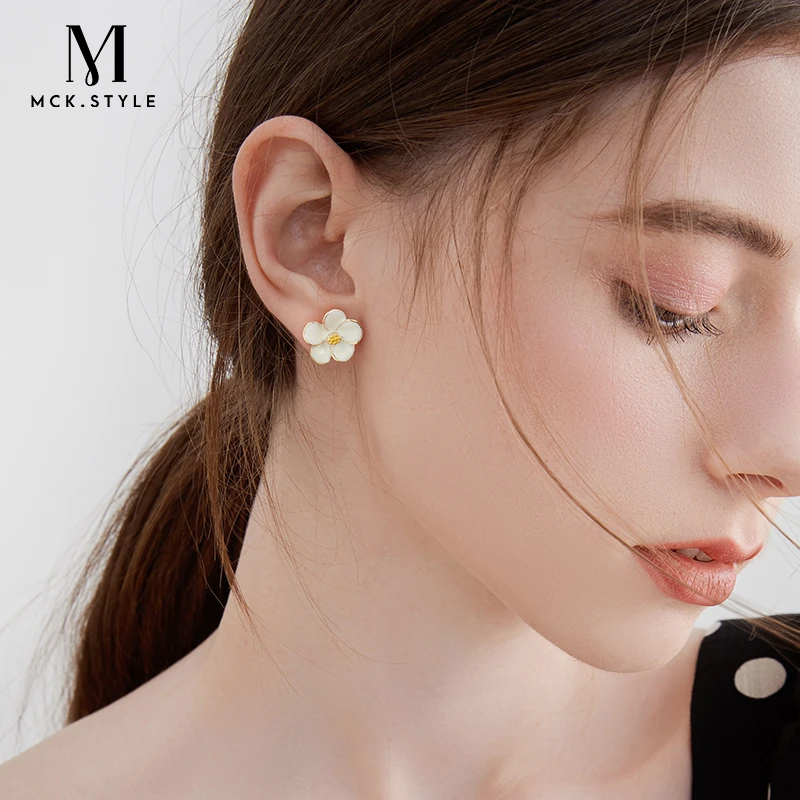 mck 合金耳饰 不对称葡萄小花耳钉女2025年新款耳环仙气小巧耳饰