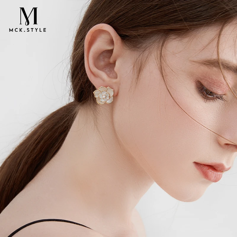 mck 合金仿珍珠耳饰 山茶花耳钉女轻奢2025年新款法式小香风耳饰