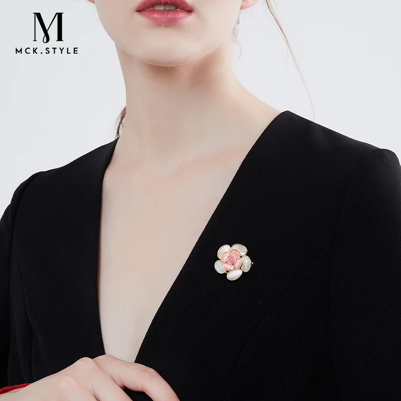 mck 合金合成锆石胸针 2024年新款山茶花胸针女精致西装别针配饰