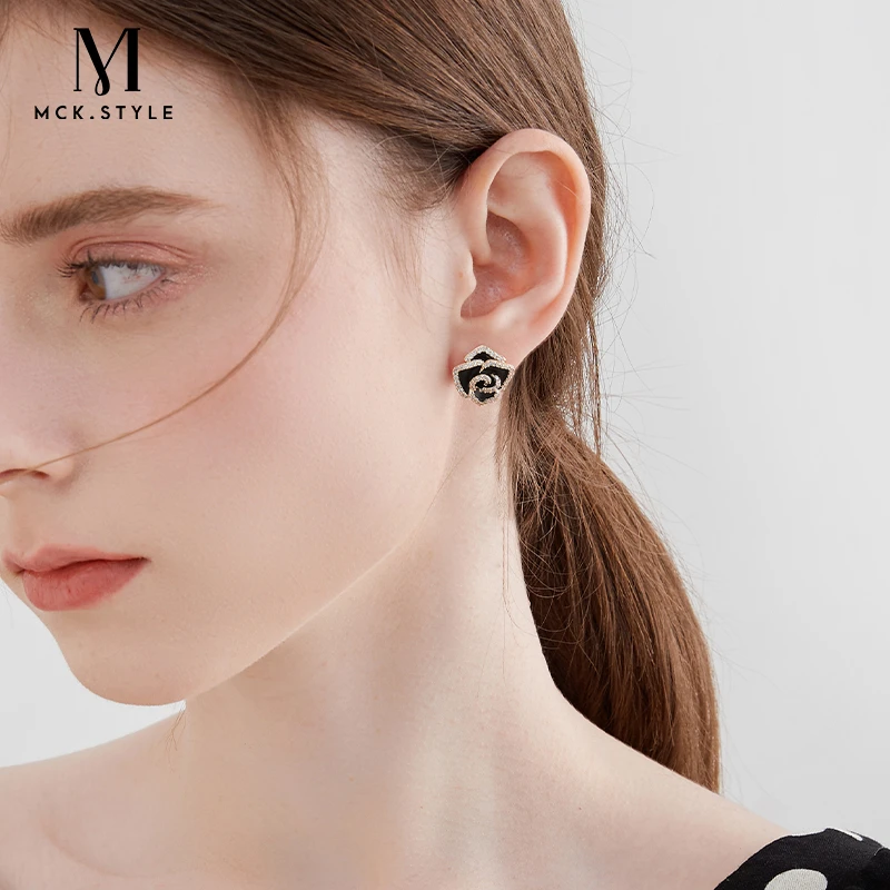 mck 合金合成锆石耳饰 黑色山茶花耳钉女小香风时尚轻奢耳环耳饰