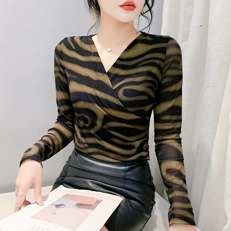 2025年春秋季新款洋气v领网纱长袖T恤女修身条纹印花显瘦打底衫潮