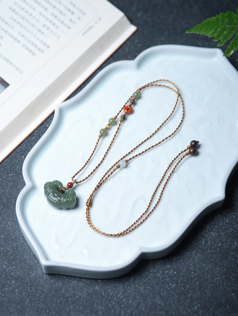 沉香□【易欢】白棋6MM如意吊坠锁骨链