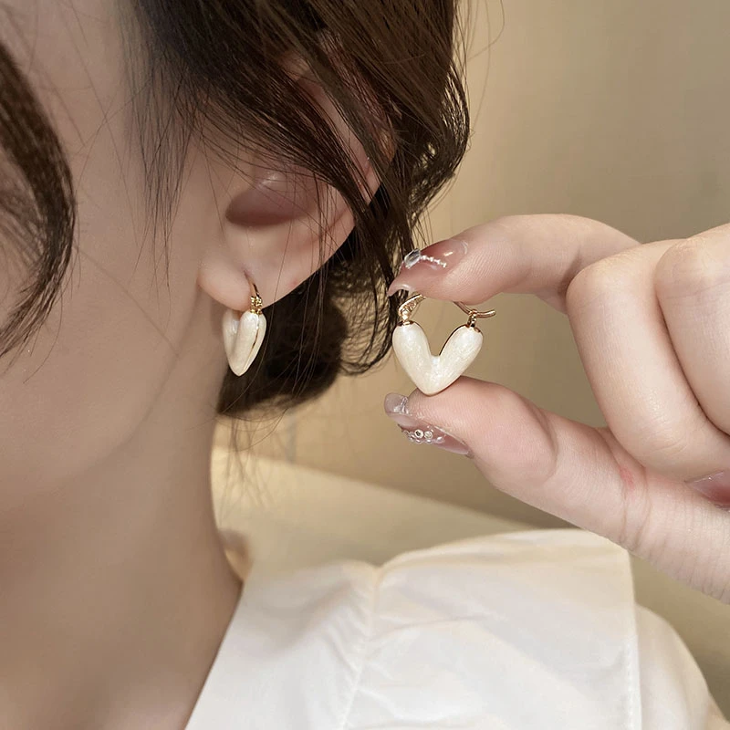 铜合金耳饰 S251 爱心耳环女新款高级感桃心耳饰小众设计轻奢耳钉