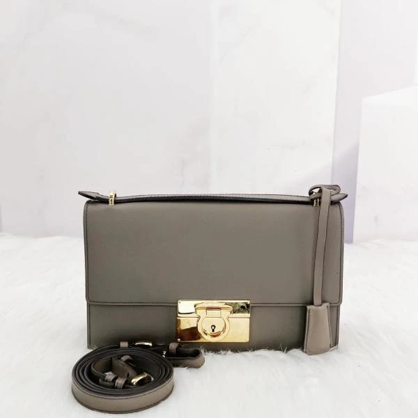 95新/菲拉格慕/妃鱼/包包/市场价13500/240817EV0025