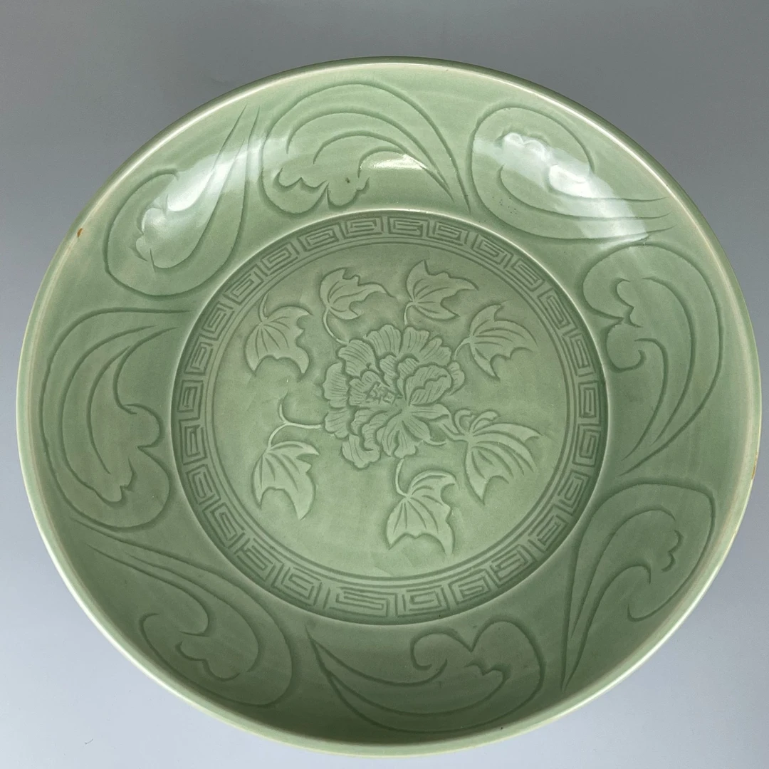 龙泉窑满工刻花大盘手工