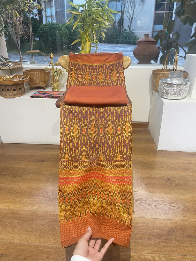 橘红色泰国新款刺绣套装（进口布料、非成品）傣装女士端庄高贵刺绣